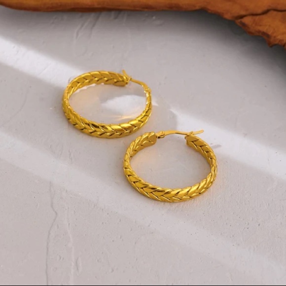 💛18K gold plated twisted hoop earrings - Picture 5 of 5